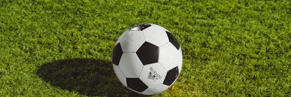 阿根廷与法国球员在以往比赛中激烈争抢足球的瞬间